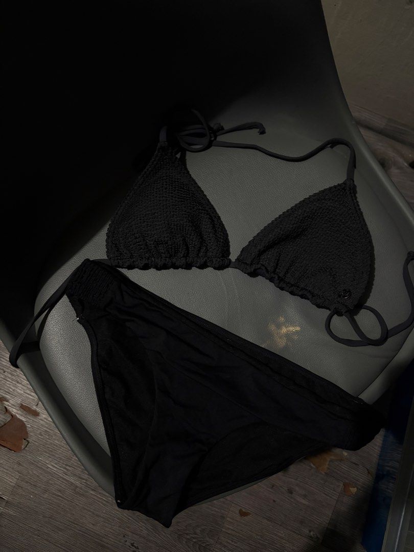 Billabong black bikini set (xs-s) (Category: Bikinis & Swimsuits) located in Manila. Submitted by mashedpota29315 (Listing ID 1439559194, Image 2). Description: Bought separately, only used once, brandnew.