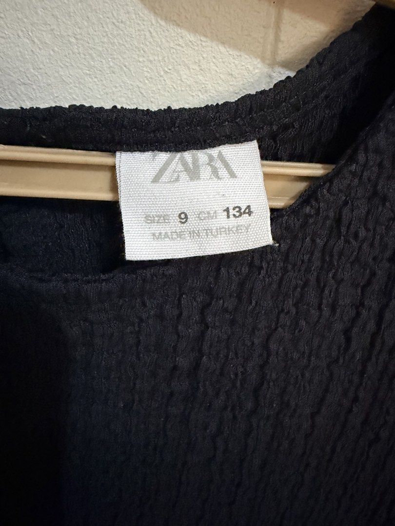 Zara Black Textured Jumpsuit (Category: Babies & Kids Fashion) located in Valenzuela. Submitted by anichkacloset (Listing ID 1439513958, Image 2). Description: Zara Black jumpsuit with textured fabric size 9. Features short sleeves, drawstring waist, and pockets. Versatile for any occasion..