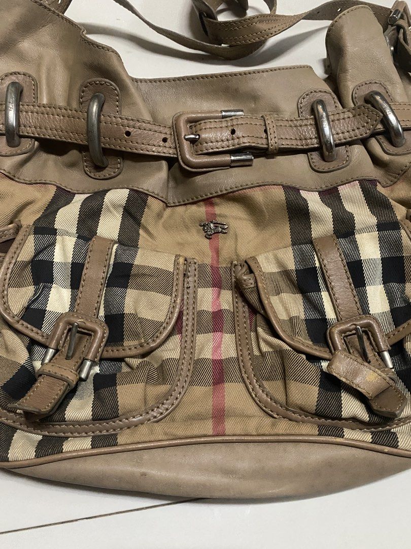Burberry (Category: Luxury Bags & Wallets) located in Panabo. Submitted by ez.shakz (Listing ID 1439499056, Image 3). Description: Good condition Minor flaws dm me to check the flaws Color rate 9.9 .
