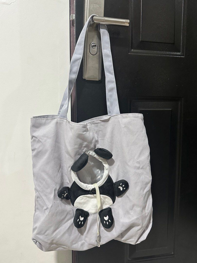 Canvas Tote Bag Pet Carrier (Category: Homes & Other Pet Accessories) located in San Mateo. Submitted by galsdnz (Listing ID 1439566342, Image 3). Description: Canvas Tote Bag Pet Carrier Ideal for Small to Medium Dogs and Small to Large Cats Size: 43x44 cm .