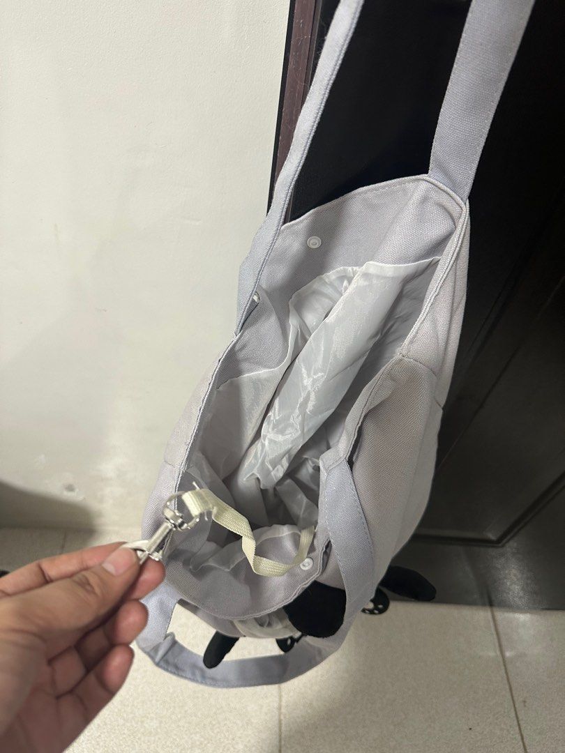 Canvas Tote Bag Pet Carrier (Category: Homes & Other Pet Accessories) located in San Mateo. Submitted by galsdnz (Listing ID 1439566342, Image 2). Description: Canvas Tote Bag Pet Carrier Ideal for Small to Medium Dogs and Small to Large Cats Size: 43x44 cm .