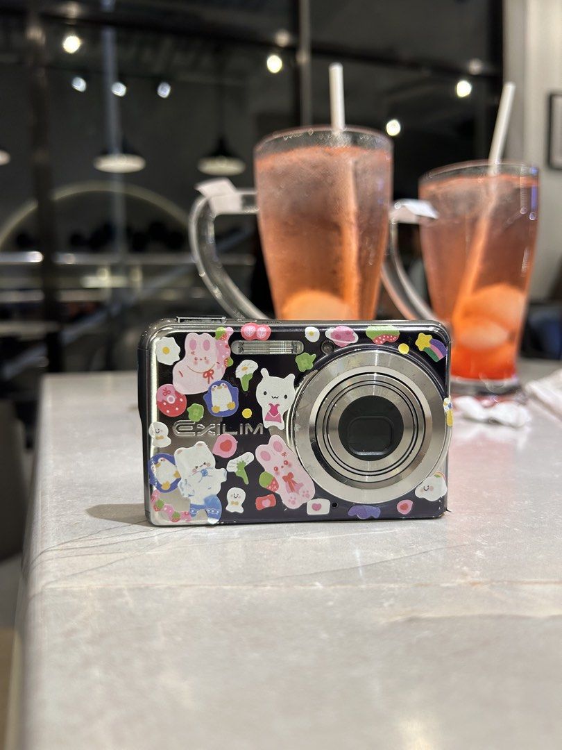 Casio Exilim EX S770 digicam digital camera (Category: Cameras) located in Lagonoy. Submitted by nadayojiii (Listing ID 1439576805, Image 1). Description: Casio Exilm EX S770✨ NO FUNCTIONAL ISSUES All working flash working zoom working all buttons working has paint chips and signs of usage(normal) COMPLETE SET inclusions: unit battery charger sd card strap stickers .