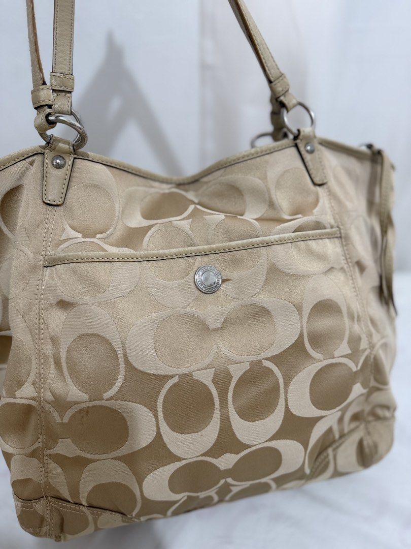 Coach Signature turnlock Tote Bag (Category: Luxury Bags & Wallets) located in Consolacion. Submitted by mrshoarderrr (Listing ID 1439523921, Image 3). Description: Issue: rubs in leather strap and small rubber lining, also bottom corner canvass rubs .