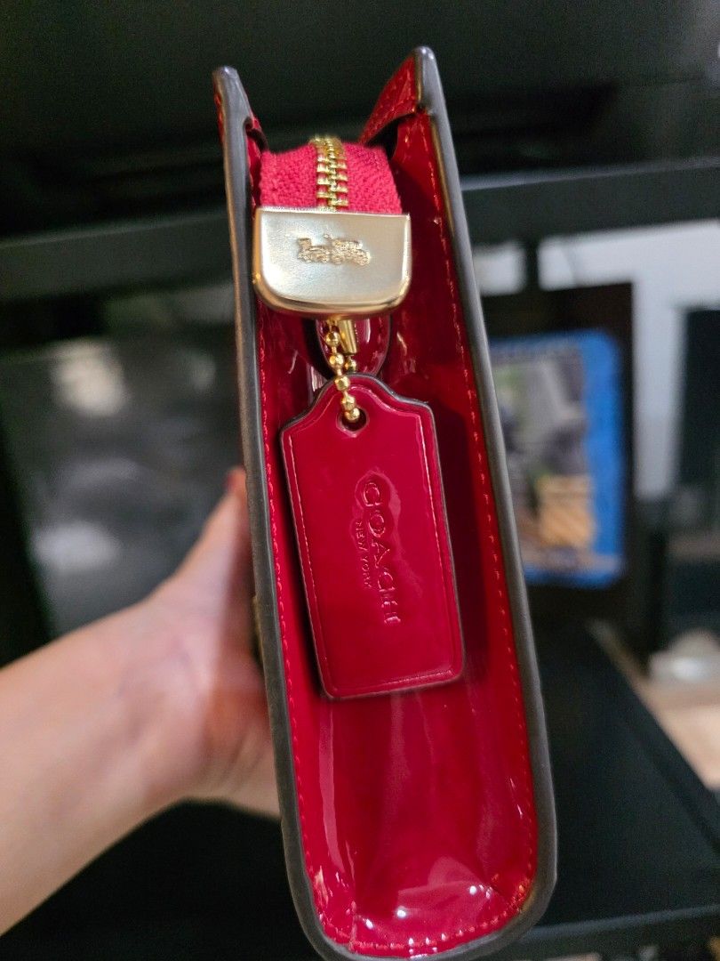 Coach Sling Bag (Category: Luxury Bags & Wallets) located in Davao. Submitted by hunnyledesma1230 (Listing ID 1439427568, Image 2). Description: Preloved but good as new. Glossy patent leather style with signature embossed "C" monogram. Gold hardware..