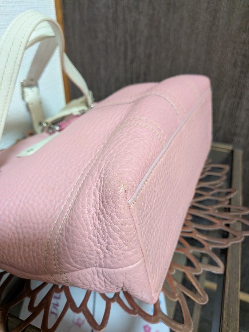 Coach tote powder pink (Category: Luxury Bags & Wallets) located in Apalit. Submitted by hirose916269213 (Listing ID 1439505720, Image 2). Description: sign of used in good condition small dot stain (unnoticeable) not including the pink keychain.
