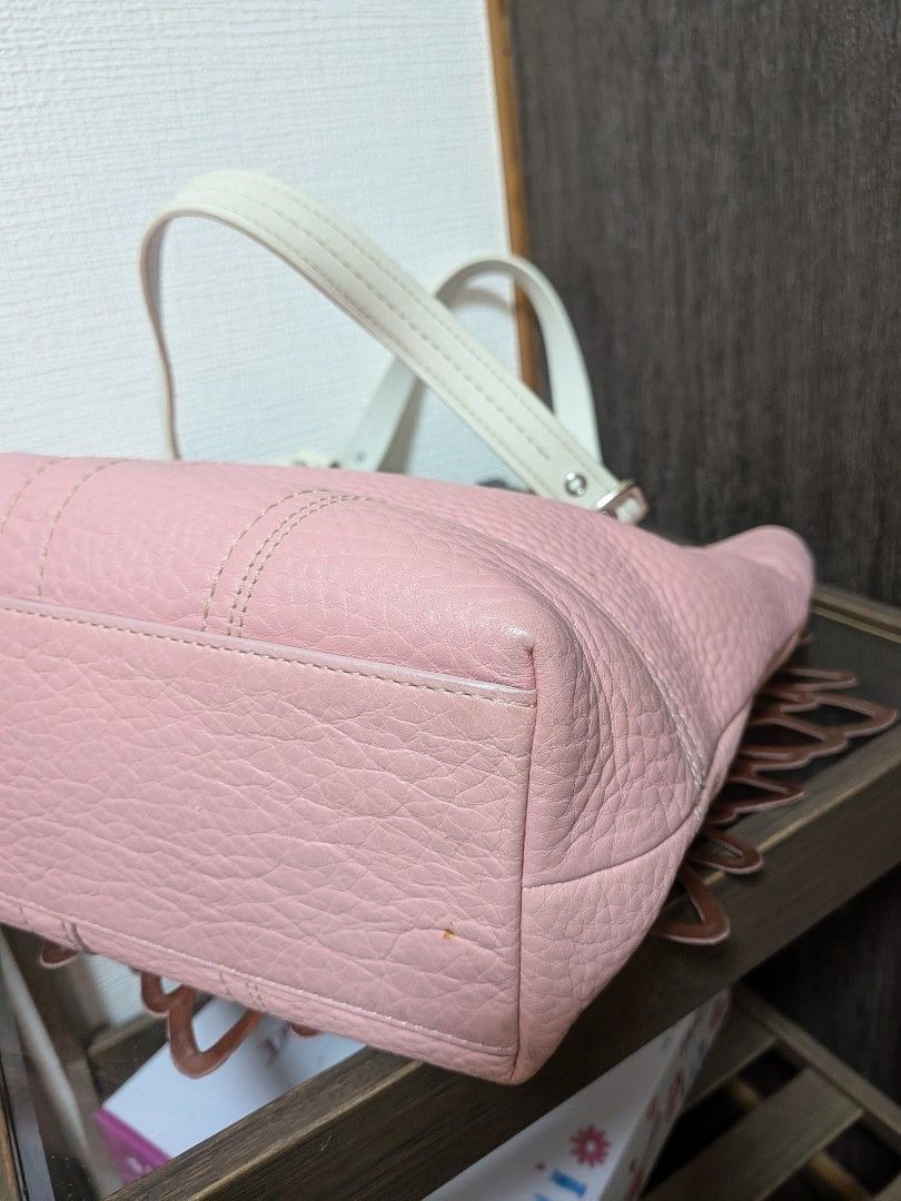 Coach tote powder pink (Category: Luxury Bags & Wallets) located in Apalit. Submitted by hirose916269213 (Listing ID 1439505720, Image 3). Description: sign of used in good condition small dot stain (unnoticeable) not including the pink keychain.