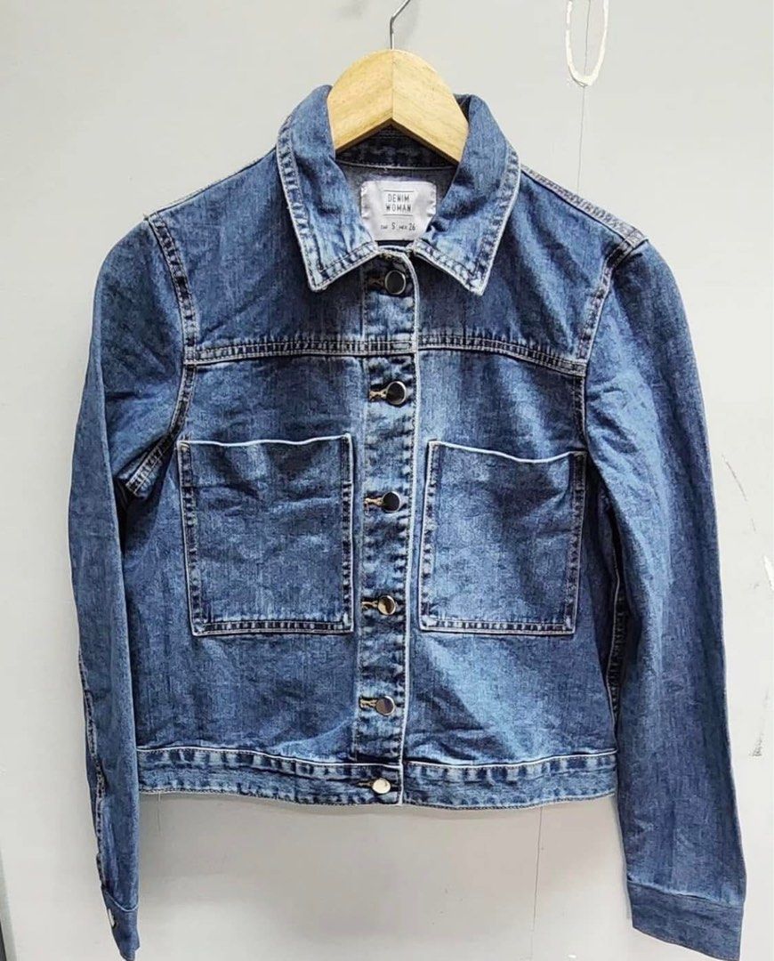 Denim Woman Denim Jacket (Category: Coats, Jackets and Outerwear) located in Malabon City. Submitted by annshopable_ (Listing ID 1439573942, Image 1). Description: - Denim Woman brand - Classic denim jacket - Medium wash - Two front pockets - Button closures - Collared neckline - Long sleeves.