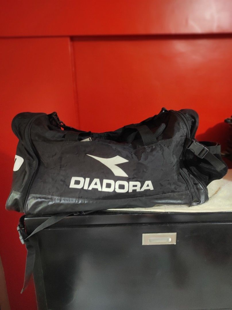 Diadora Duffle Convertible to Backpack (Category: Backpacks) located in Cainta. Submitted by fukunekojapansurplus (Listing ID 1439523025, Image 1). Description: Diadora Aichi Toho 700 pesos Convertible Duffle with Backpack Straps -with shoe compartment -zippers works seamlessly -no rips or holes L25" H12" W12.5" **signs of use, bubbling (pls see pic) ✨ A quick Yes or No after inquiry is appreciated ✨ 📍 Mayfield Park Residences Felix Ave Cainta �