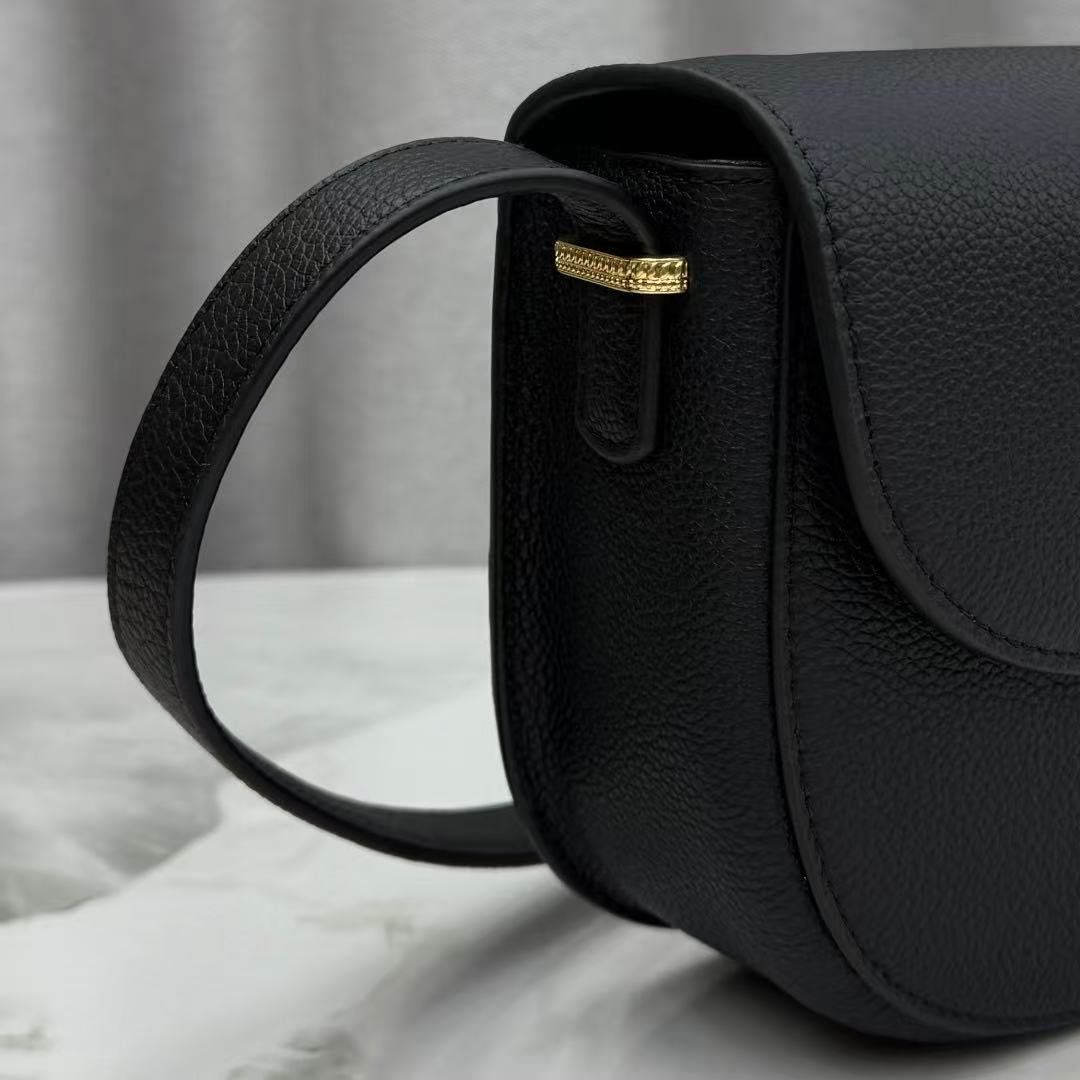 Dior medium medaillon flap bag (Category: Luxury Bags & Wallets) located in Manila. Submitted by shoulderfashion (Listing ID 1439550993, Image 3). Description: .