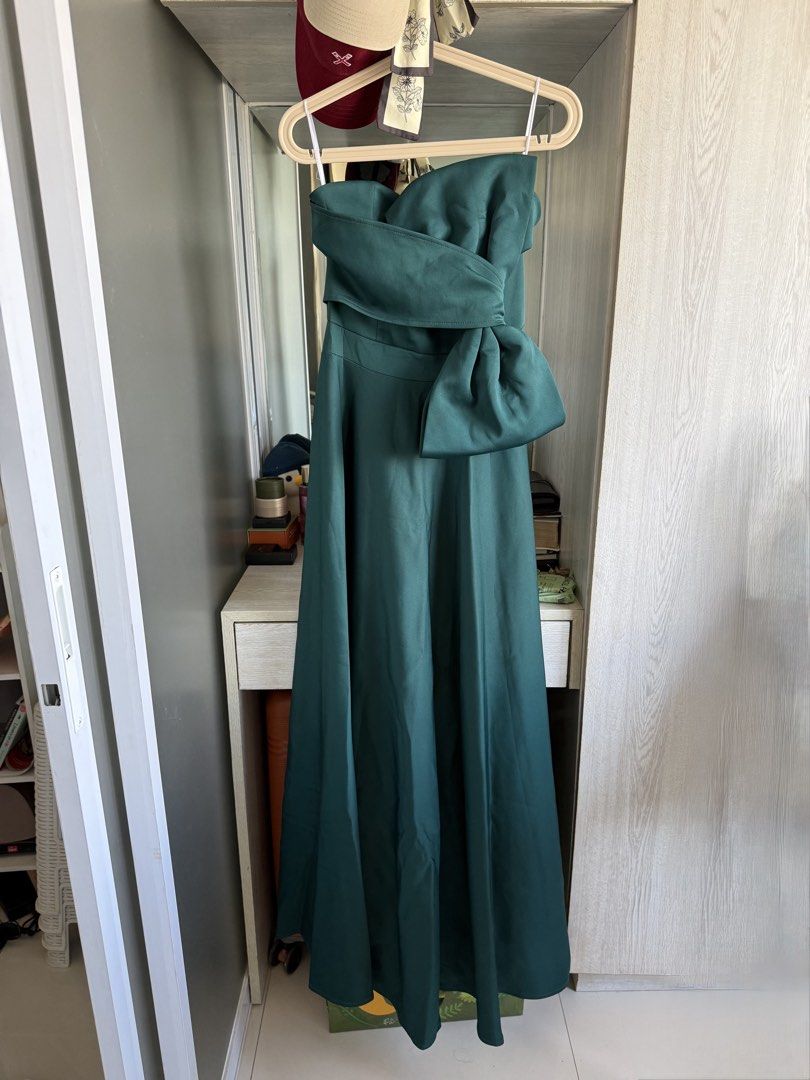 Apartment 8 Emerald Green gown (Category: Dresses) located in Taguig. Submitted by nc6mcmdc8g30273 (Listing ID 1439493008, Image 3). Description: - no flaws (perfect condition) - used only once.