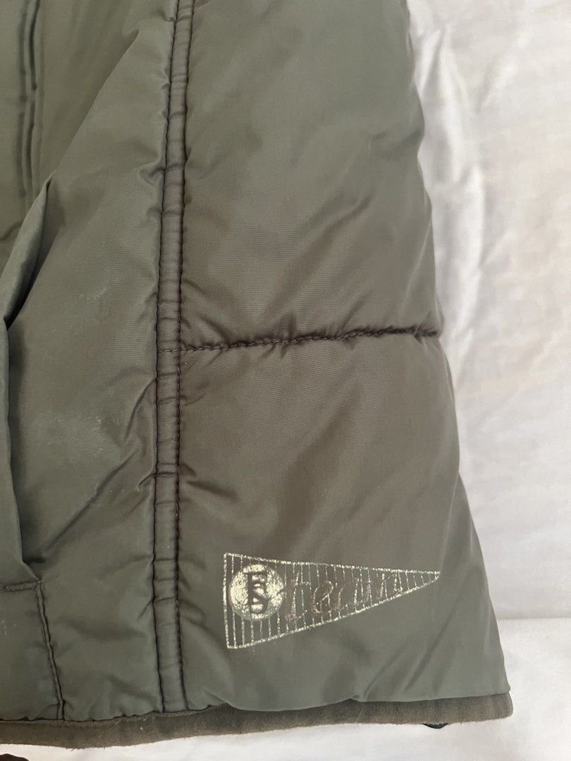 Esprit Nylon Padded Vest (Category: Others Tops) located in Caloocan City. Submitted by _miumuse (Listing ID 1439488740, Image 3). Description: - Olive green Esprit vest - Size: M on tag - Full zip closure - Stand-up collar - Two front pockets - Quilted design.