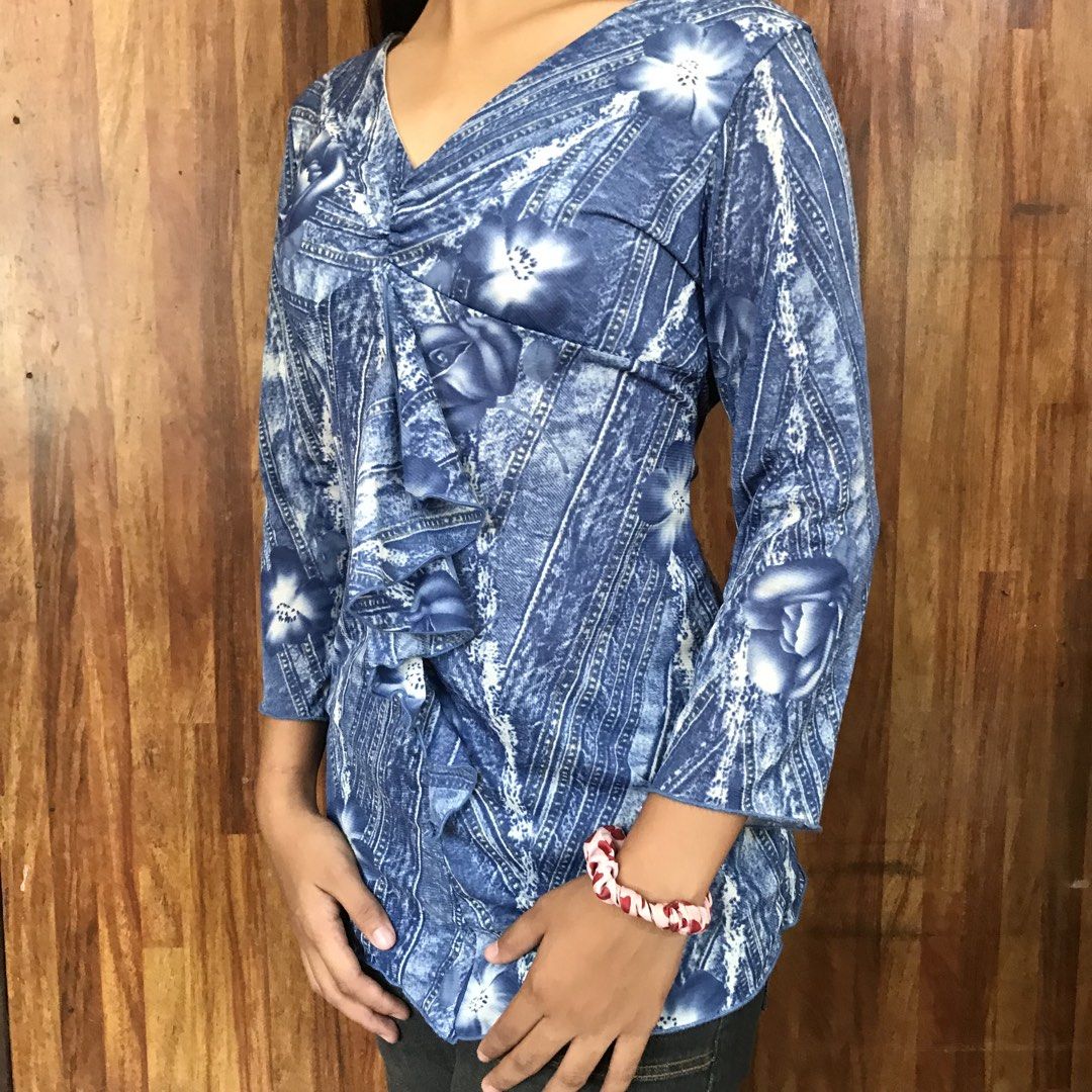 Fairycore Blue Floral Print Blouse (Category: Blouses) located in Tuguegarao City. Submitted by re.luv (Listing ID 1439573568, Image 2). Description: - Floral print blouse - Denim-like pattern - V-neckline - Three-quarter sleeves - Gathered front detail - Fitted style - Brand tag visible.