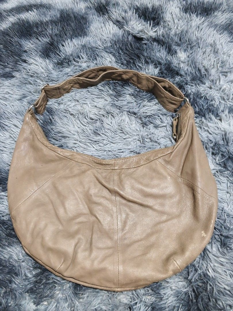 Fashionate Leather Shoulder Bag (Category: Shoulder Bags) located in San Pedro. Submitted by bemyremedd (Listing ID 1439576085, Image 3). Description: 17x10 dimension sign of usage condition no issue unidentified brand.