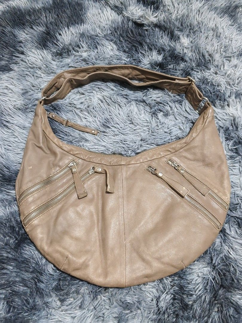 Fashionate Leather Shoulder Bag (Category: Shoulder Bags) located in San Pedro. Submitted by bemyremedd (Listing ID 1439576085, Image 2). Description: 17x10 dimension sign of usage condition no issue unidentified brand.