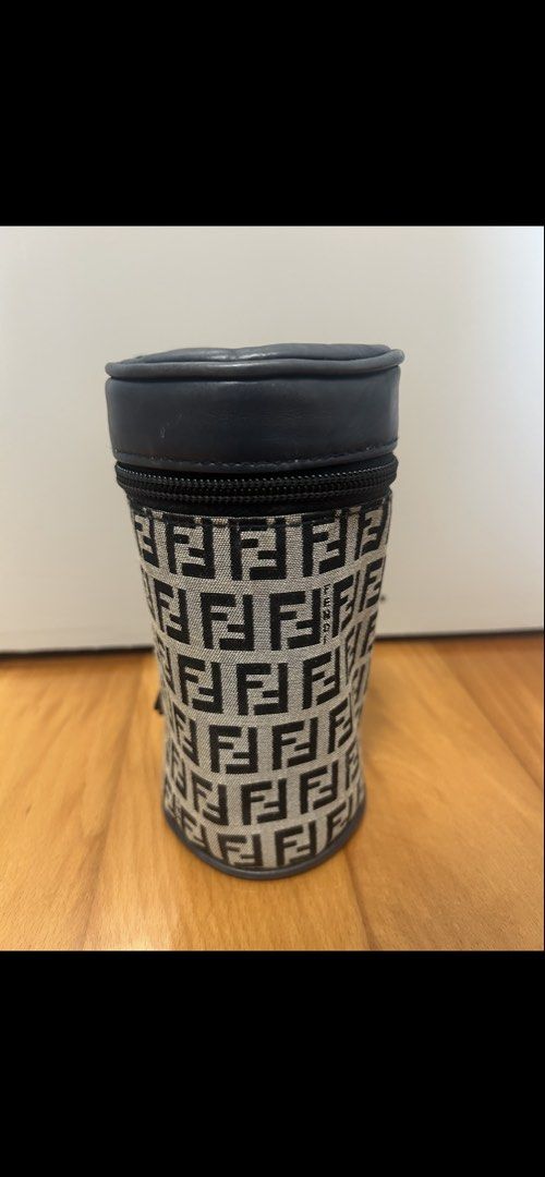 Fendi FF Logo Bottle Holder （分類：手袋及銀包）位於 Hong Kong。 由 oliolioliver 提交（商品編號 1439480316，圖片 1）。簡介： This iconic Fendi Zucca print pouch is the ultimate multi-tasker! It works perfectly as a insulated thermos sleeve, keeping your drinks at the ideal temperature. It also doubles as a chic makeup pouch or a stylish pencil case—practical, compact, and endlessly versatile.。
