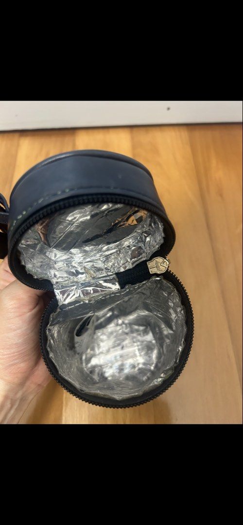 Fendi FF Logo Bottle Holder （分類：手袋及銀包）位於 Hong Kong。 由 oliolioliver 提交（商品編號 1439480316，圖片 3）。簡介： This iconic Fendi Zucca print pouch is the ultimate multi-tasker! It works perfectly as a insulated thermos sleeve, keeping your drinks at the ideal temperature. It also doubles as a chic makeup pouch or a stylish pencil case—practical, compact, and endlessly versatile.。