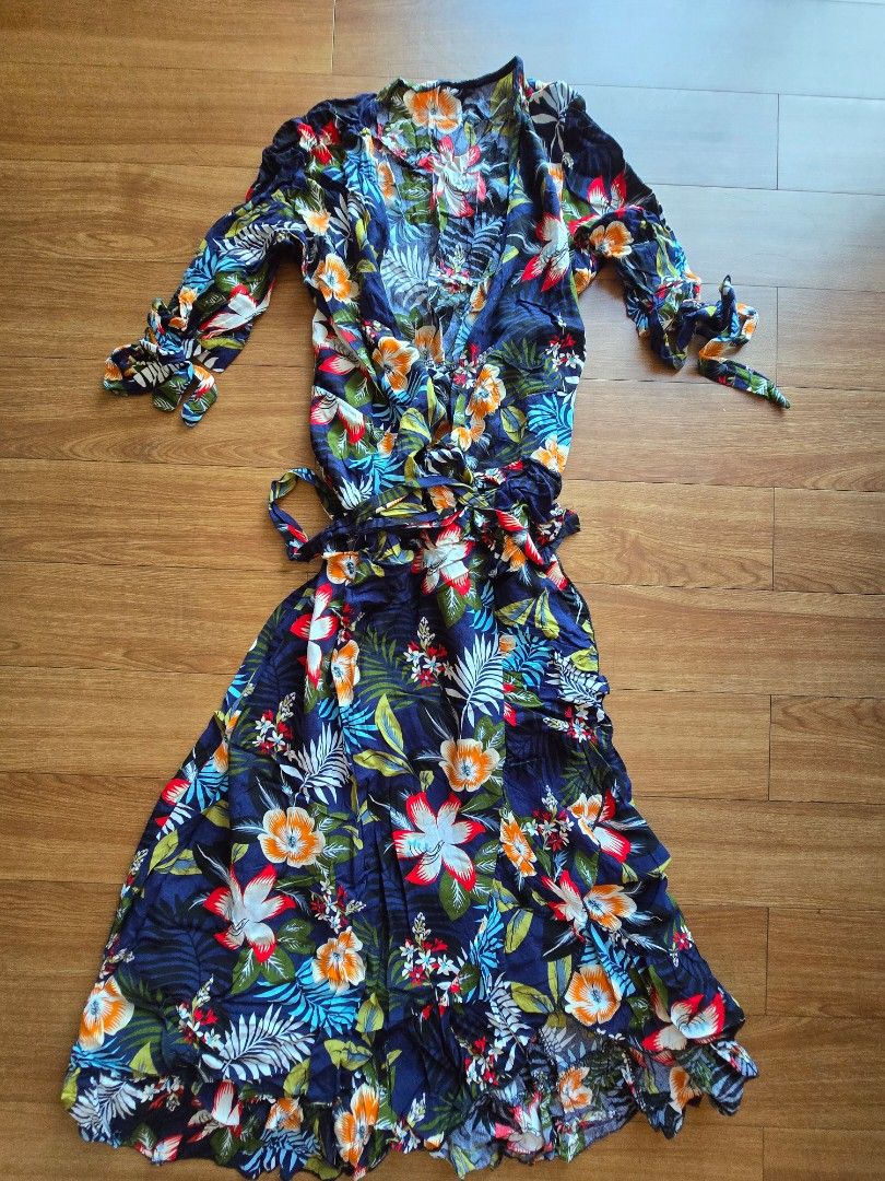 Floral Blue open front robe dress (Category: Dresses) located in Manila. Submitted by red_06 (Listing ID 1439606793, Image 1). Description: fit small to medium.