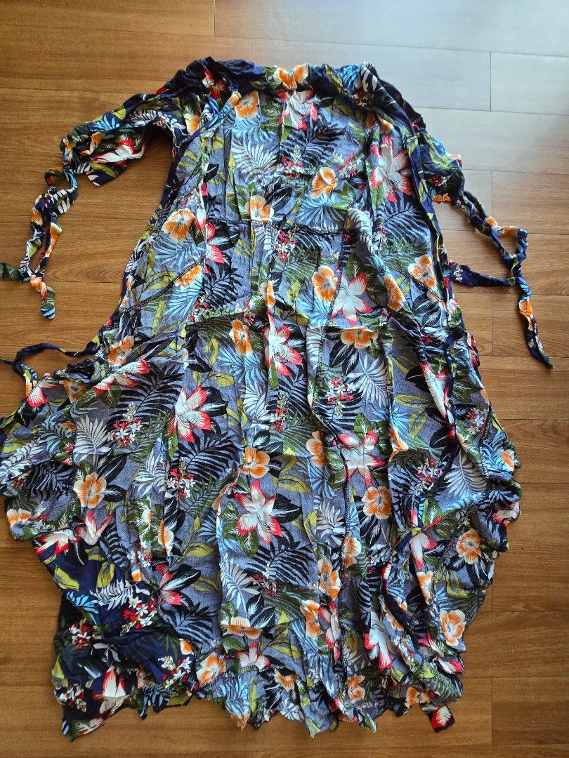 Floral Blue open front robe dress (Category: Dresses) located in Manila. Submitted by red_06 (Listing ID 1439606793, Image 3). Description: fit small to medium.