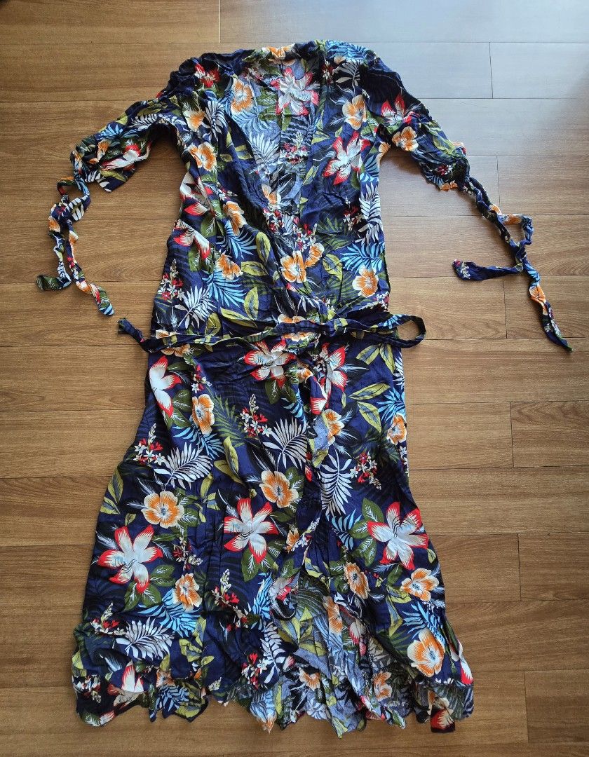 Floral Blue open front robe dress (Category: Dresses) located in Manila. Submitted by red_06 (Listing ID 1439606793, Image 2). Description: fit small to medium.