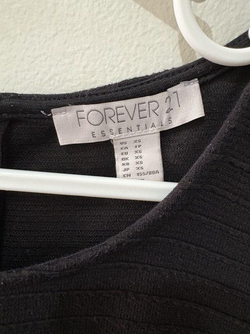 Forever 21 Black Dress XS (Category: Dresses) located in Muntinlupa City. Submitted by take2mnl (Listing ID 1439532895, Image 2). Description: - Forever 21 black dress - Size: XS (can fit Small) - Features: Textured design, zipper closure - Style: Fitted bodice, flared skirt .