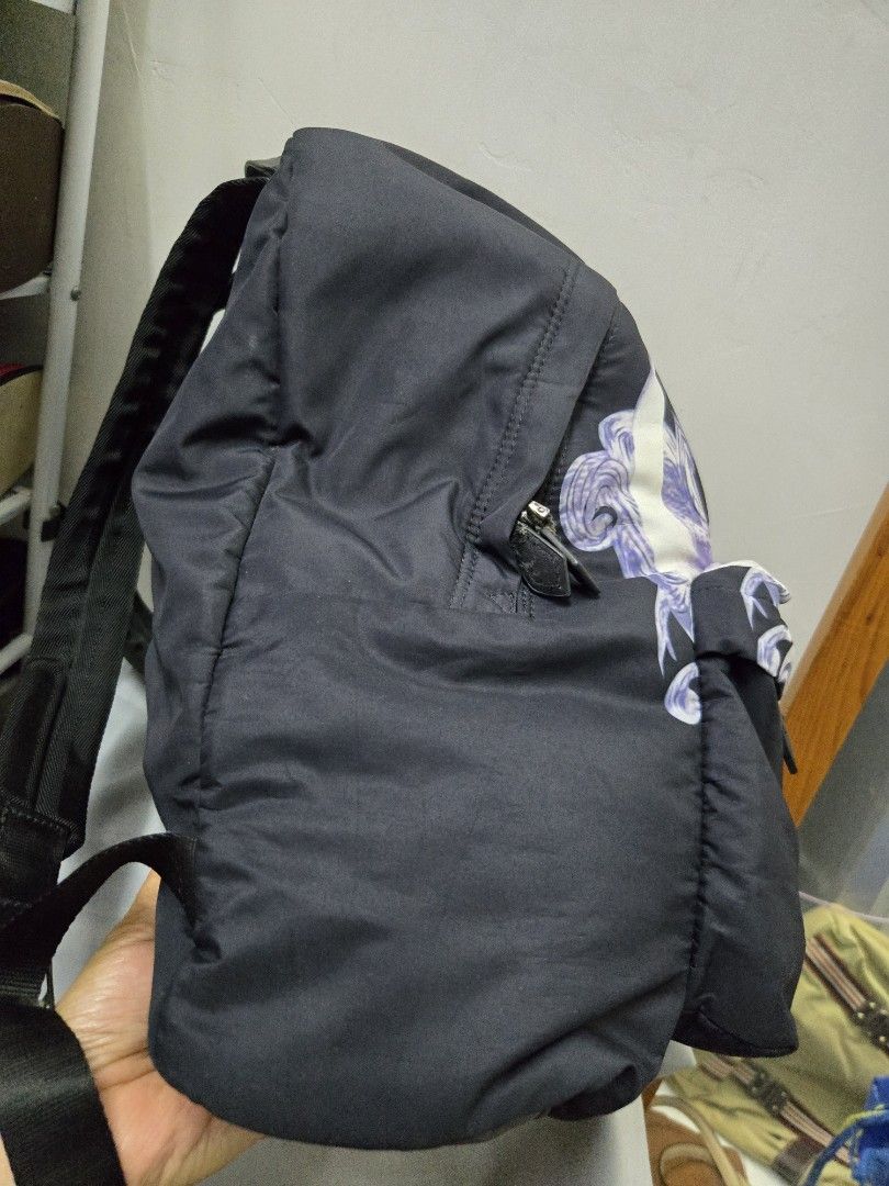 Givenchy Backpack （分類：手袋及銀包）位於 Hong Kong。 由 keish1802 提交（商品編號 1439503883，圖片 3）。簡介： Black Givenchy backpack with a unique purple and white design. Features a top handle and adjustable straps. Includes a front pocket with a zipper. The bottom of the backpack has a leather panel. Made in Italy.。