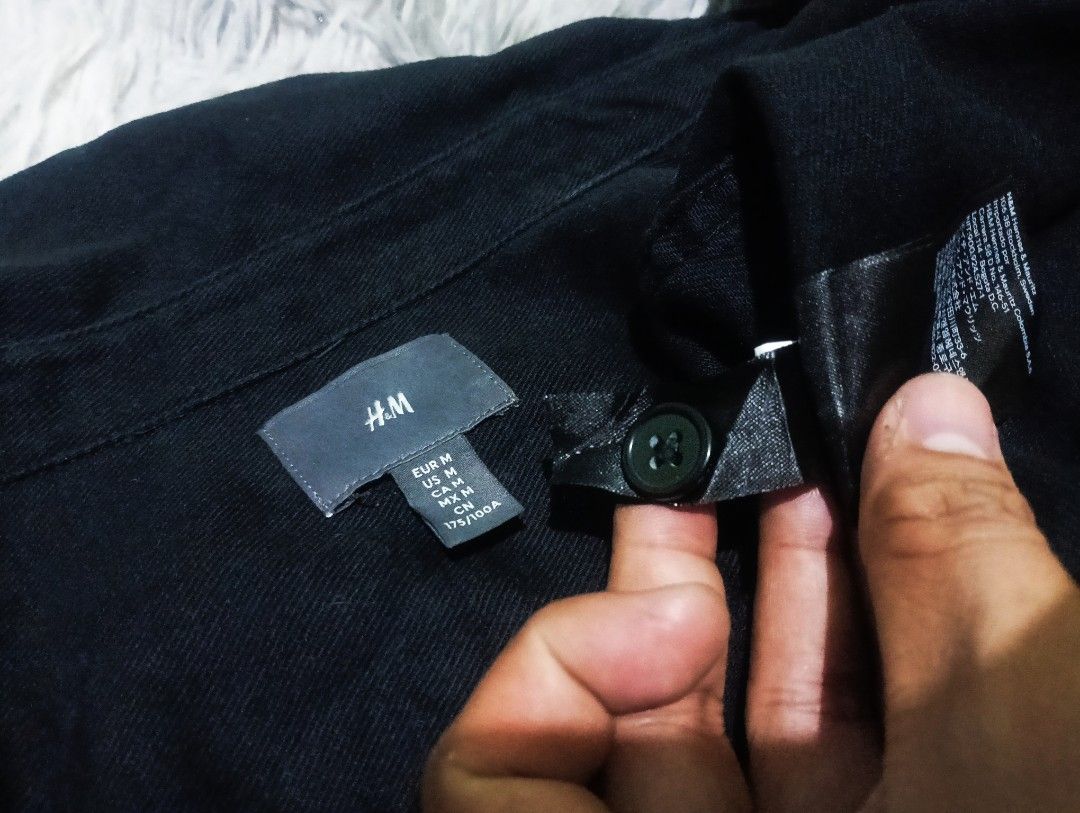 H&M BLACK DENIM REGULAR FIT SHIRT (Category: Coats, Jackets and Outerwear) located in Davao. Submitted by nevar07 (Listing ID 1439557601, Image 2). Description: SIZE: BEST FIT XL DIMENSION: W23 X L29.5 DOUBLE POCKET FRONT COLOR RATE: 9.8/10 NO FADED EXCELLENT CONDITION NO ISSUE DM TO PURCHASE 📥 𝐑𝐄𝐌𝐈𝐍𝐃𝐄𝐑: •𝐂𝐨𝐥𝐨𝐫 𝐦𝐚𝐲 𝐯𝐚𝐫𝐲 𝐝𝐮𝐞 𝐨𝐟 𝐭𝐡𝐞 𝐥𝐢𝐠𝐡𝐭𝐢𝐧𝐢𝐧𝐠 •𝐀𝐥𝐥 𝐢𝐭𝐞𝐦𝐬 𝐚𝐫𝐞 𝐭𝐡𝐫𝐢𝐟𝐭𝐞𝐝/𝐟𝐫𝐨m 𝐮𝐤𝐚𝐲 𝐛𝐚𝐥�