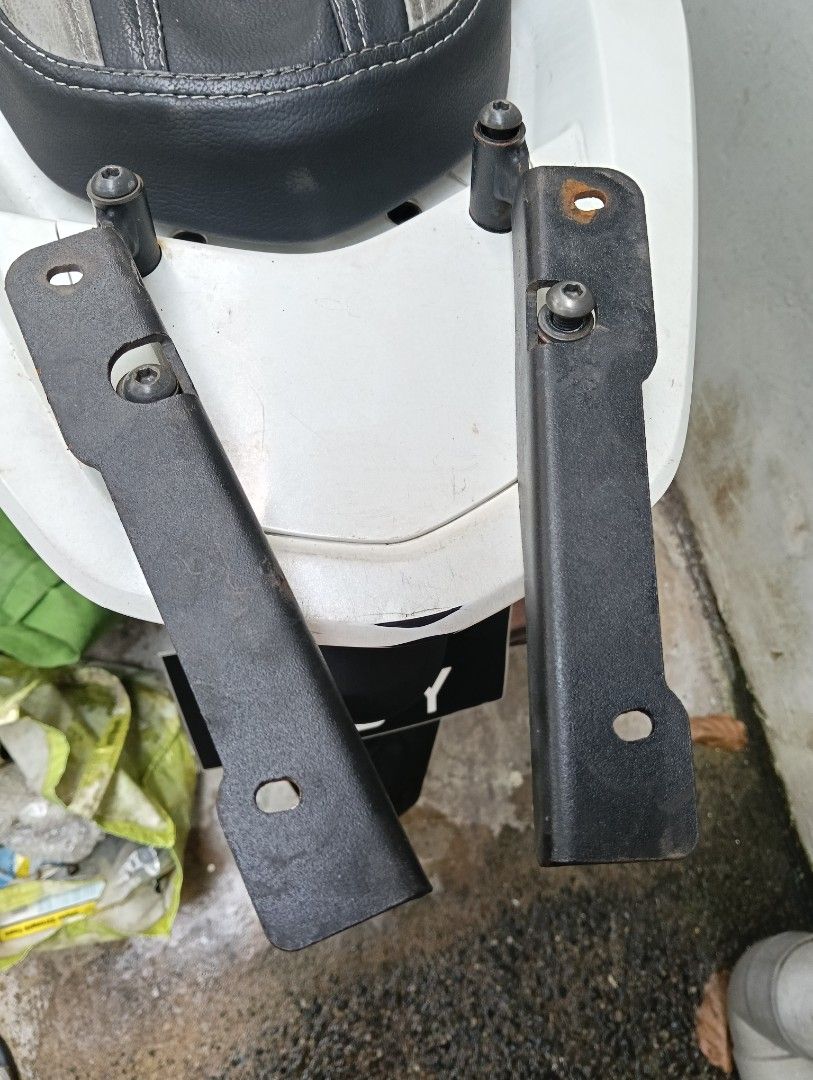 Honda PCX rack for box (Category: Motorcycle Accessories) located in Singapore. Submitted by m3tal_mul15ha (Listing ID 1434693175, Image 2). Description: - Genuine Honda rack for top box. Dekit from PCX150 - Pre owned, with original screws x4. - Selling as is condition/pair - No broken parts.👌🏼.