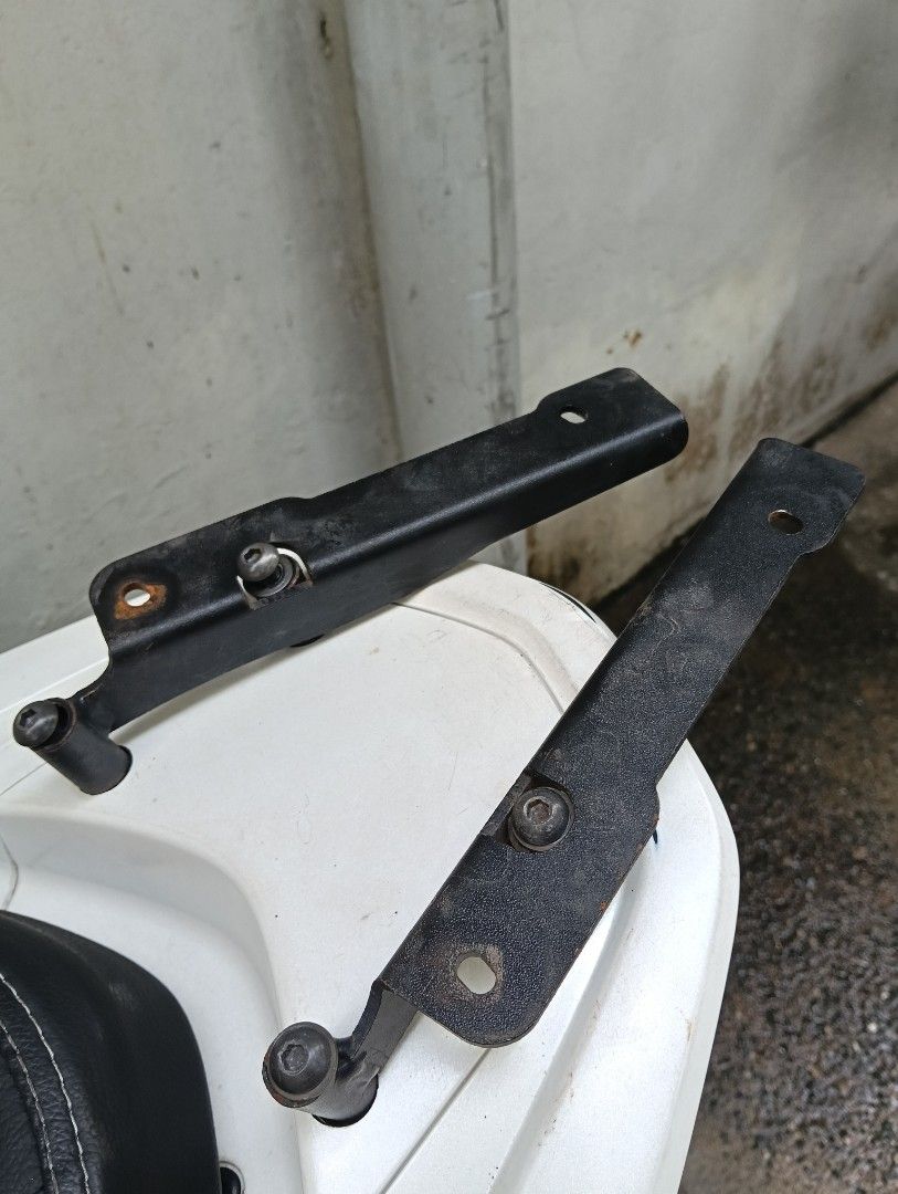Honda PCX rack for box (Category: Motorcycle Accessories) located in Singapore. Submitted by m3tal_mul15ha (Listing ID 1434693175, Image 1). Description: - Genuine Honda rack for top box. Dekit from PCX150 - Pre owned, with original screws x4. - Selling as is condition/pair - No broken parts.👌🏼.
