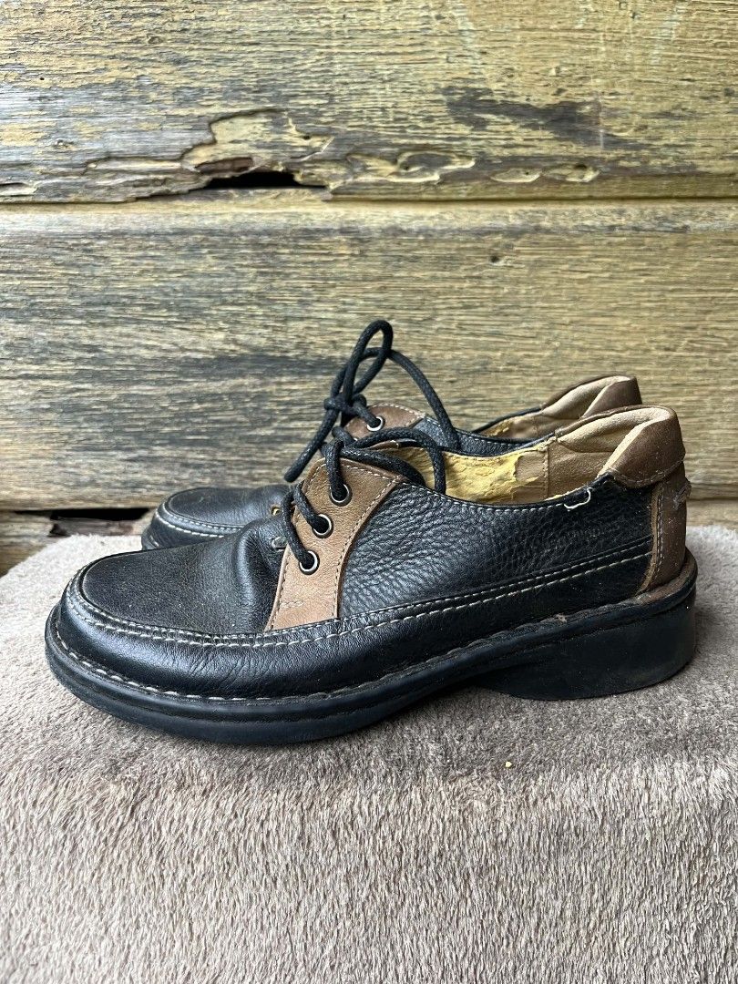 Hush Puppies Leather Shoes (Category: Heels) located in Baroy. Submitted by laudecarlfe24 (Listing ID 1439579477, Image 1). Description: - Classic Hush Puppies leather shoes - Color: Black and brown - Features lace-up closure - Round toe design - Durable and sturdy sole - Hush Puppies branding on soles.