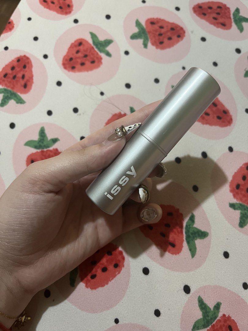 Issy & Co. Active Skin Stick - Bisque (Category: Makeup) located in Quezon City. Submitted by charlize_flores03 (Listing ID 1439554644, Image 1). Description: Issy & Co. Active Skin Stick in Bisque shade. The product is a concealer stick. The net weight is 7.5g / 0.26oz. The product code is A65101. The concealer stick is in a silver tube. The product is in a stick form. 95% full pa rfs: not my shade.