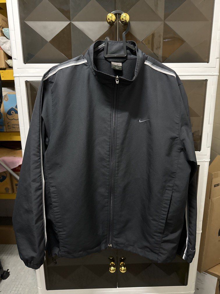 Jacket Nike (Category: Coats, Jackets and Outerwear) located in Bentong. Submitted by zulbaidi91 (Listing ID 1439551833, Image 1). Description: .