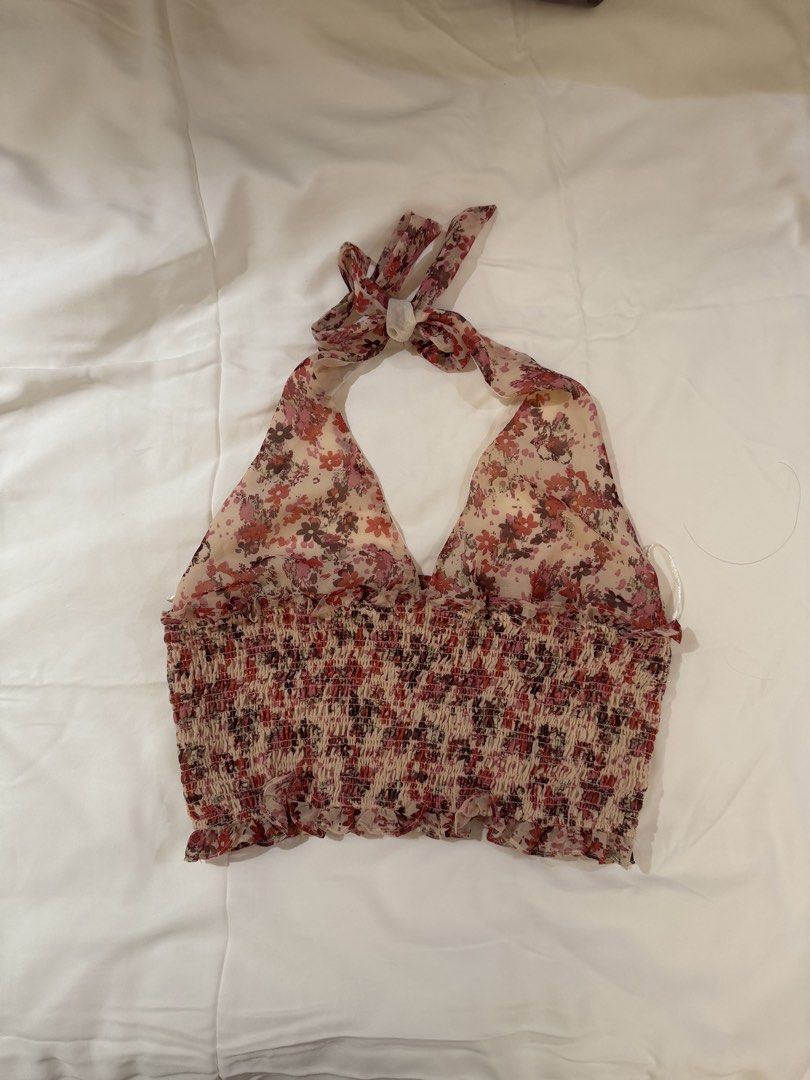 Just G Floral Halter Top XL (Category: Sleeveless) located in Cabuyao City. Submitted by luvksys (Listing ID 1439596067, Image 1). Description: 🫧𓇼𓏲 Just G floral halter top Good as new :) ! 💭 Size: Extra Large XL - can fit sizes 38 - 42 🎀 details: - smocked bodice - tie-back halter neck - very flattering for ppl with large bust! - floral pattern - perfect for casual or summer wear rfs: does not fit me anymore .