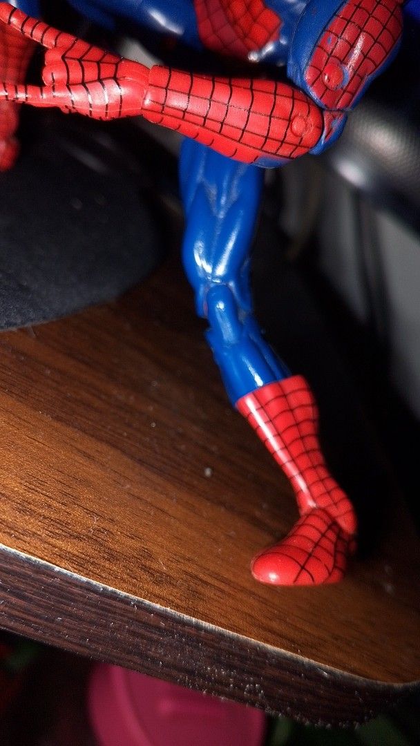 KO Retro Spider-Man [Marvel Legends] (Category: Figurines & Statues) located in Pasig City. Submitted by xadri (Listing ID 1439538298, Image 2). Description: Read first po! KO Marvel Legends Retro Spider-Man -missing alt hand lang -slight joint issue sa left leg (refer sa pic) -comes with box (damaged opened sa baba) -comes with free web prop Location Sampaloc Manila Lalamove/Meetup Cash/G cash payment.