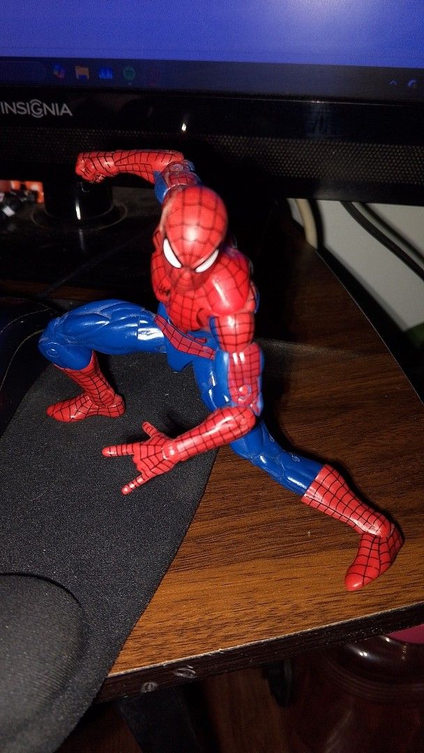KO Retro Spider-Man [Marvel Legends] (Category: Figurines & Statues) located in Pasig City. Submitted by xadri (Listing ID 1439538298, Image 1). Description: Read first po! KO Marvel Legends Retro Spider-Man -missing alt hand lang -slight joint issue sa left leg (refer sa pic) -comes with box (damaged opened sa baba) -comes with free web prop Location Sampaloc Manila Lalamove/Meetup Cash/G cash payment.