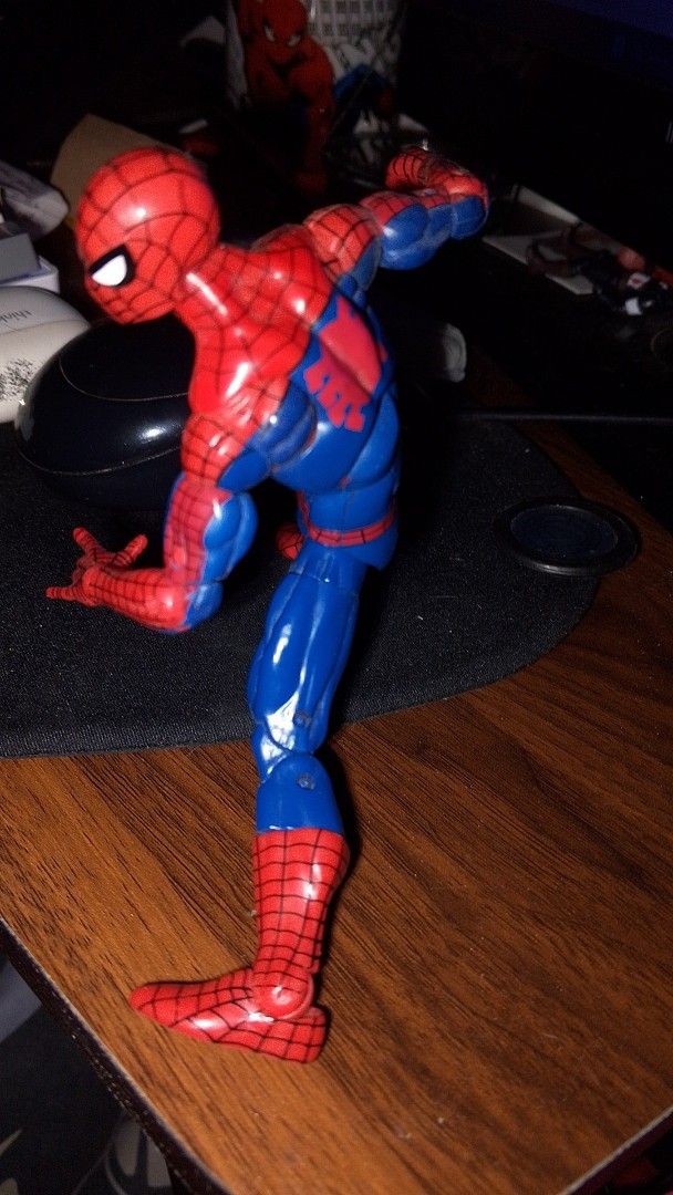 KO Retro Spider-Man [Marvel Legends] (Category: Figurines & Statues) located in Pasig City. Submitted by xadri (Listing ID 1439538298, Image 3). Description: Read first po! KO Marvel Legends Retro Spider-Man -missing alt hand lang -slight joint issue sa left leg (refer sa pic) -comes with box (damaged opened sa baba) -comes with free web prop Location Sampaloc Manila Lalamove/Meetup Cash/G cash payment.
