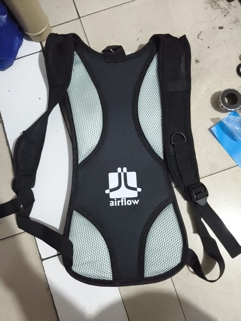Kuyou Airflow Hydration Backpack (Category: Backpacks) located in Del Monte. Submitted by anitagalan89774 (Listing ID 1439424171, Image 1). Description: - Kuyou hydration backpack - Color: Black and Gray - Airflow design for breathability - Mesh back panel - Adjustable straps for a comfortable fit - Front pocket with drawstring closure - Ideal for outdoor adventures.