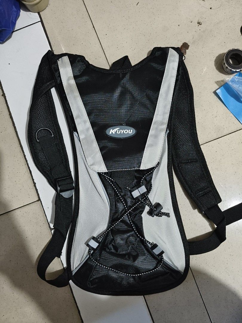 Kuyou Airflow Hydration Backpack (Category: Backpacks) located in Del Monte. Submitted by anitagalan89774 (Listing ID 1439424171, Image 2). Description: - Kuyou hydration backpack - Color: Black and Gray - Airflow design for breathability - Mesh back panel - Adjustable straps for a comfortable fit - Front pocket with drawstring closure - Ideal for outdoor adventures.