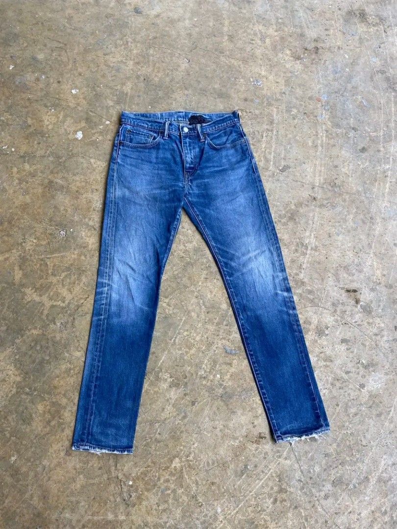 Levi's 512 Slim Taper Jeans (Category: Jeans) located in Manila. Submitted by thebrothrift (Listing ID 1439563528, Image 2). Description: - Levi's 512 Slim Taper Jeans - Size: W31L32 - Classic blue wash - Button closure - Features the iconic Levi's red tab - Slim fit - Tapered leg opening - Minor dark marks on the back.