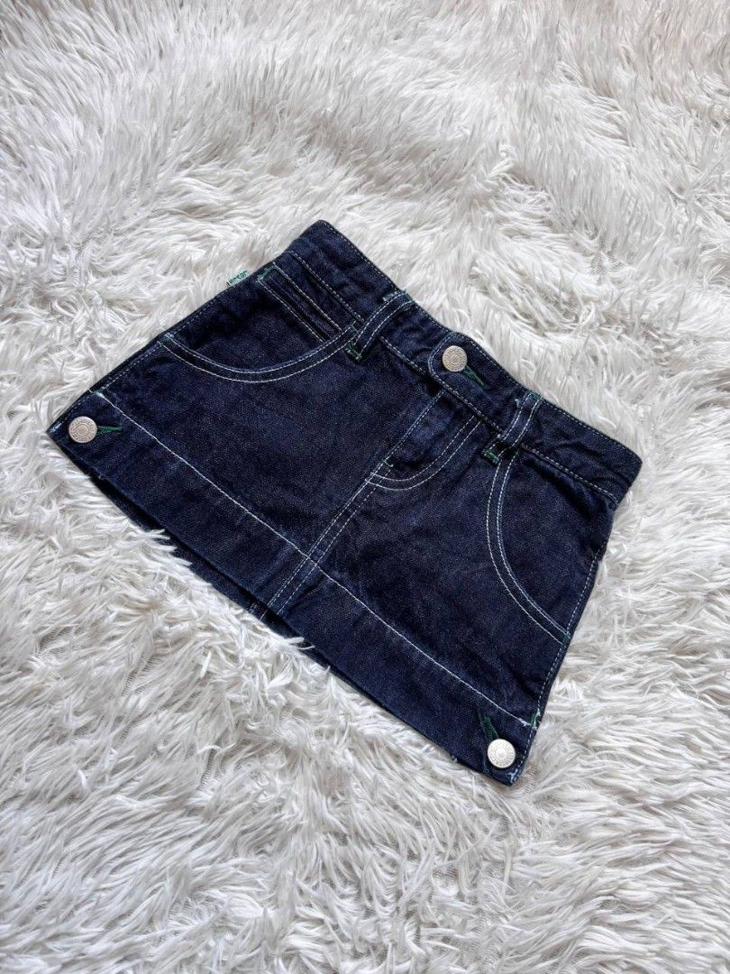 Levi's Denim Skirt Kids (Category: Babies & Kids Fashion) located in Catbalogan. Submitted by kristinapi (Listing ID 1439456871, Image 2). Description: - Levi's kids denim skirt - Dark blue wash - Size: 4-5 yrs old (110 cm) - White stitching details - Green accents on pockets - Classic 2-pocket design (front and back).