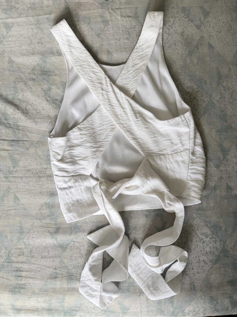 Linen White Criss-Cross Back Halter Top (Category: Others Tops) located in Manila. Submitted by devilwearszara_ (Listing ID 1439567314, Image 1). Description: - White crop top - Criss-cross back design - Tie closure at waist - Textured fabric - Great for casual wear or layering.