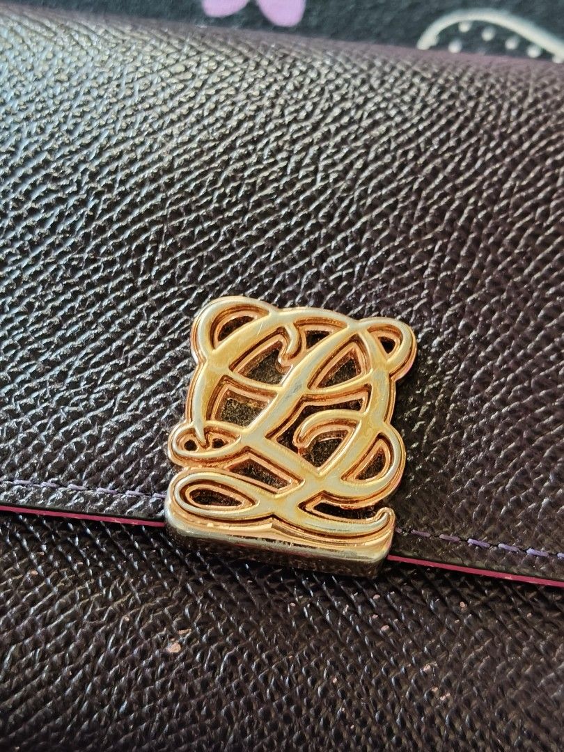 LQ meduim wallet (Category: Wallets & Card holders) located in Kalibo. Submitted by abhie_one30 (Listing ID 1439535682, Image 2). Description: may minimal scratches lng po maliliit ..