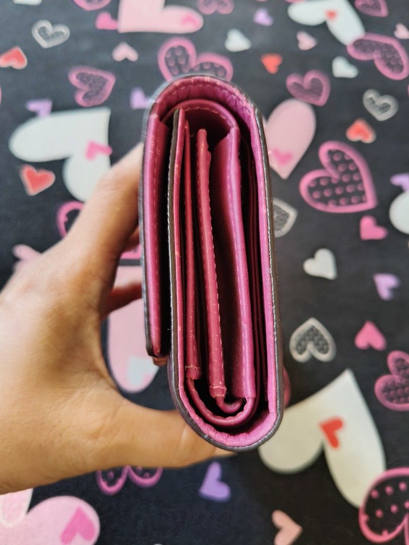 LQ meduim wallet (Category: Wallets & Card holders) located in Kalibo. Submitted by abhie_one30 (Listing ID 1439535682, Image 3). Description: may minimal scratches lng po maliliit ..