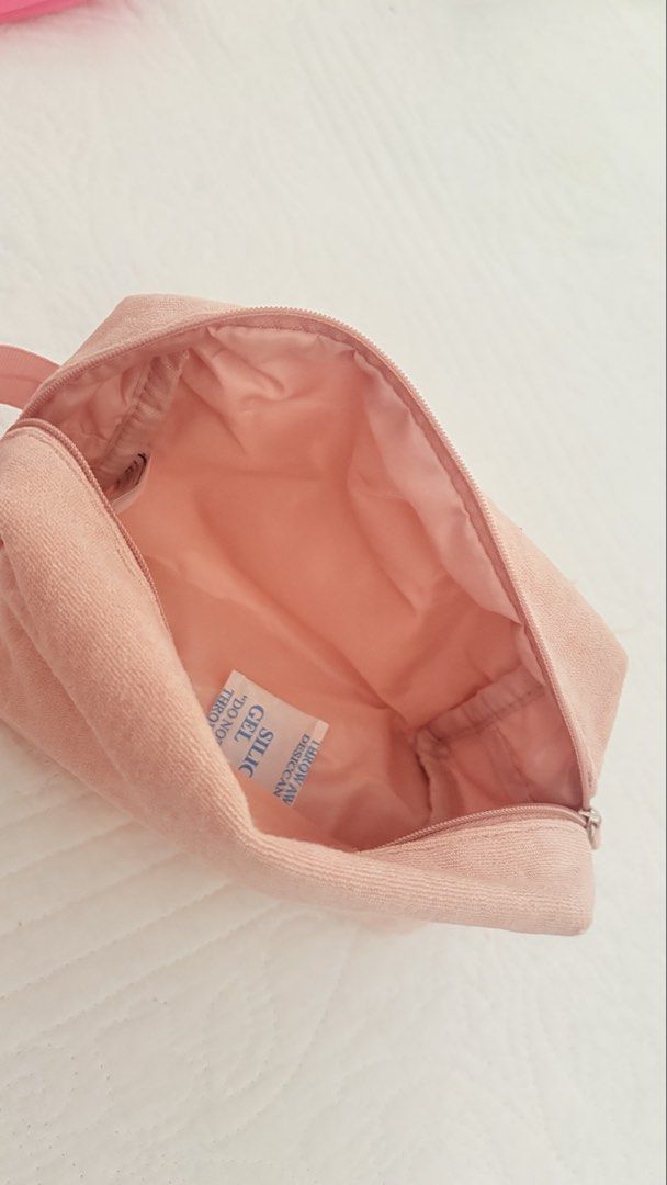 MAC Gift pouch with Travel size Fix plus spray & Strobe cream (Category: Makeup) located in Makati City. Submitted by leilei10 (Listing ID 1439423741, Image 3). Description: TAKE ALL Brand New Mac Gift set pouch with strobe cream and fix plus spray MOP: Gcash ETA: June 22,2026 Shipping fee to be shouldered by buyer .