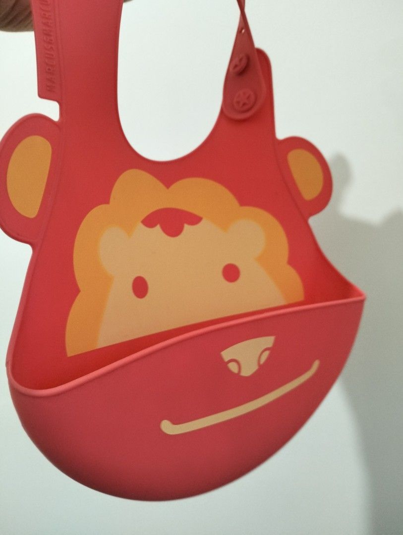 Marcus & Marcus Silicon Bib with Crumbs Catcher (Category: Weaning & Toddler Feeding) located in Baguio. Submitted by toys_of_yesteryear (Listing ID 1439537547, Image 2). Description: FB-page: Follow me on Toys of Yesteryear 2600 for more items! 📌loc. Baguio ------------------------- Send price offer only when you are SURE to buy. I will not entertain Lowballers or barat offer " If your offer is accepted, please ensure you follow through prompt 
