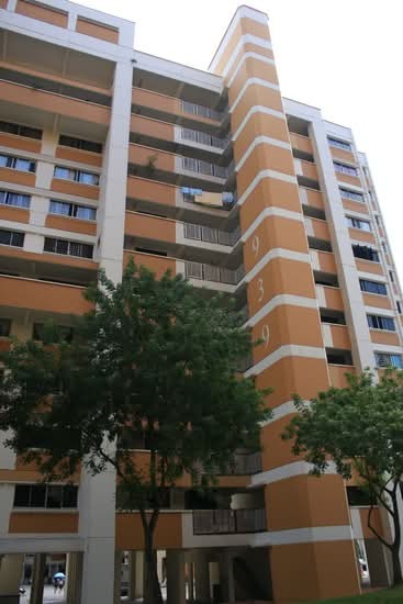 (Category: ) located in . Submitted by your_rental_specialist (Listing ID 1439438196, Image 1). Description: .