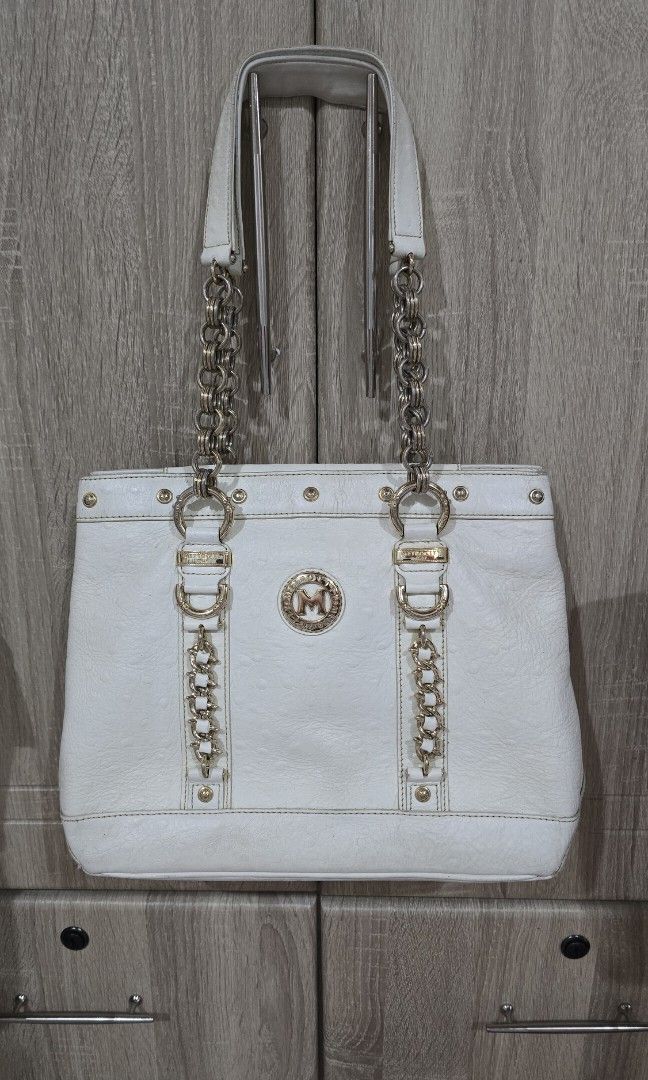 Metrocity White Ostrich Leather Shoulder Bag (Category: Shoulder Bags) located in Manaoag. Submitted by nenachung (Listing ID 1439595169, Image 1). Description: Repriced From 1,500 down to 1,200.