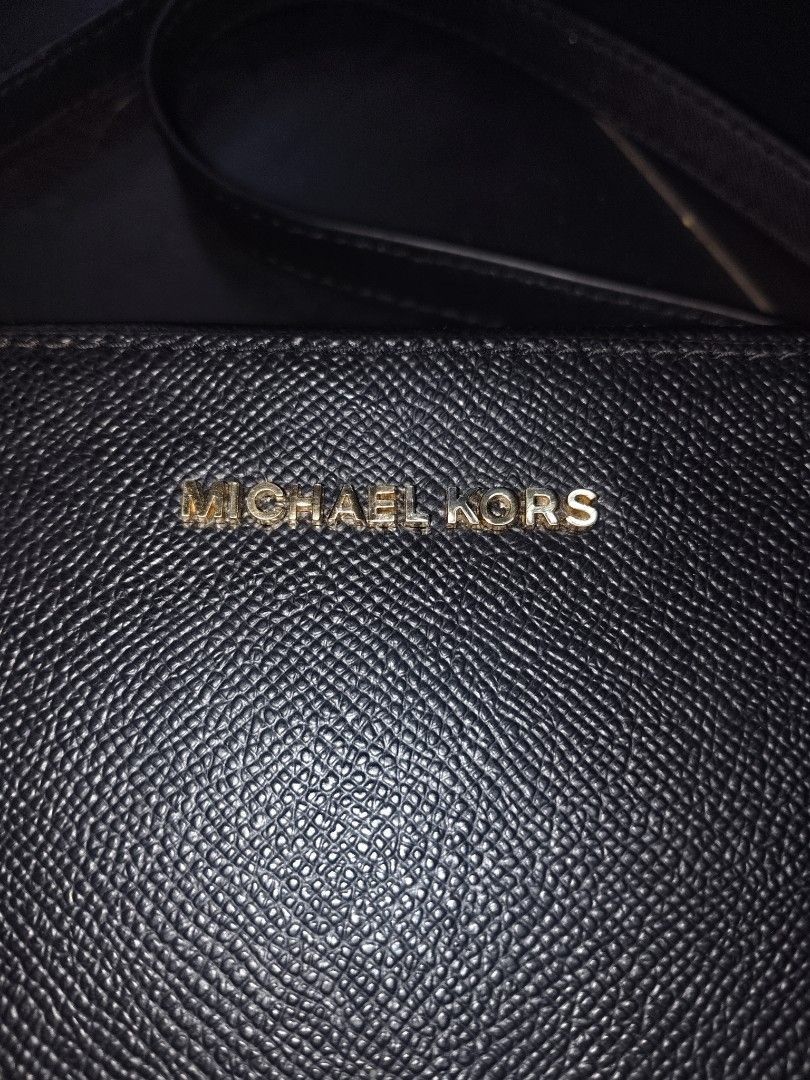 Michael Kors Black Crossbody Bag (Category: Luxury Bags & Wallets) located in San Juan City. Submitted by swiftfox.62e2f4 (Listing ID 1439520997, Image 2). Description: - Black Michael Kors crossbody bag - Rectangular shape - Adjustable long strap - Gold-tone zipper and hardware - Branded interior lining - Michael Kors logo visible - Authentic.