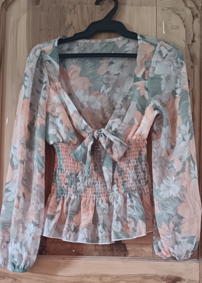 Moderne Viviane Cinched Waist Top (Category: Blouses) located in Caloocan City. Submitted by tomclawset (Listing ID 1439473738, Image 3). Description: Perfect Condition! Self-tie and cinched waist lakas maka sexy and perfect for any occasions 🥰😇 Very Flowy nang fabric though I do recommend to wear an inner inside whenever you want to slay this outfit!.