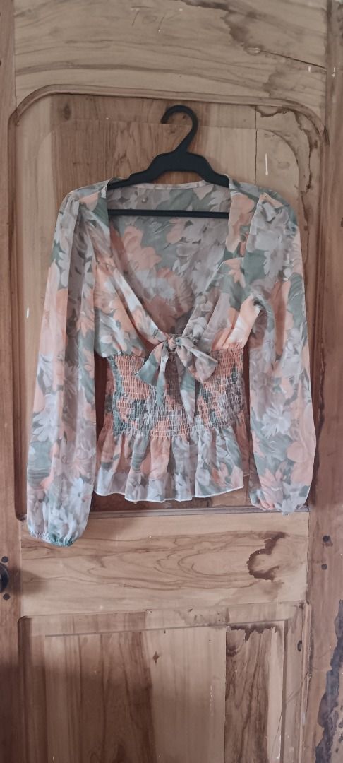 Moderne Viviane Cinched Waist Top (Category: Blouses) located in Caloocan City. Submitted by tomclawset (Listing ID 1439473738, Image 2). Description: Perfect Condition! Self-tie and cinched waist lakas maka sexy and perfect for any occasions 🥰😇 Very Flowy nang fabric though I do recommend to wear an inner inside whenever you want to slay this outfit!.