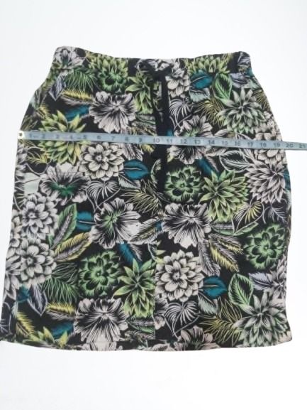 M&S Collection Pure Linen Skirt (Category: Shorts) located in Davao. Submitted by rosewyn (Listing ID 1439490438, Image 2). Description: - M&S Collection linen shorts - Tropical print design - Comfortable elastic waistband - Lightweight fabric, ideal for warm weather - Black base color - Green and yellow leaf patterns.